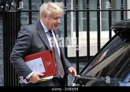 Il primo ministro britannico Boris Johnson con il suo cartellina rossa parte per PMQ's, Downing Street, Londra Foto Stock