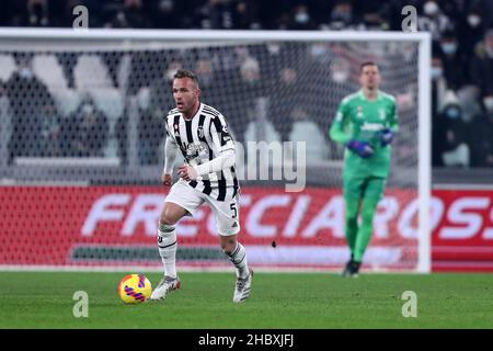 Torino, Italia. 21 dicembre 2021, Arthur of Juventus FC controlla la palla durante la Serie A partita tra Juventus FC e Cagliari Calcio allo Stadio Allianz il 21 dicembre 2021 a Torino. Foto Stock