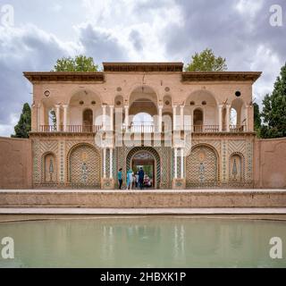 Mahan, Iran - 04.09.2019: Piscina d'acqua di fronte al cancello di Shahzadeh Mahan Historical Garden, Iran. Bella architettura persiana con acqua Foto Stock