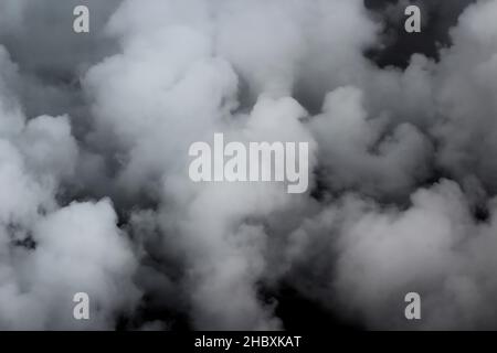 Fumo bianco spesso su sfondo nero Foto Stock