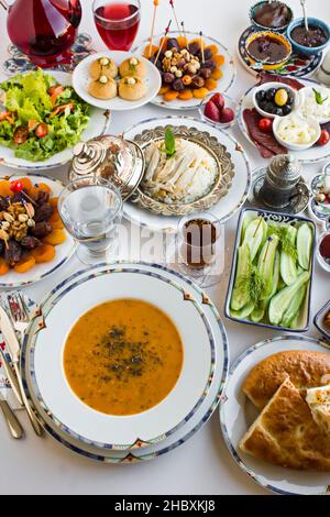 Tradizionale pasto turco Iftar con zuppa su superficie bianca. Vista dall'alto. Foto Stock