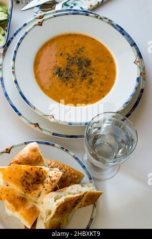 Tradizionale pasto turco Iftar con zuppa su superficie bianca. Vista dall'alto. Foto Stock