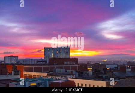 Preston, Lancashire. Meteo Regno Unito: 22 dic 2021. Lo skyline di Preston, nel nord-ovest, come il sole fa una breve apparizione all'alba. Mentre il sole sorge sulle campagne del Lancashire, spicca la variegata architettura della città settentrionale. Gli edifici e le strutture più alti di Preston in altezza. Attualmente in città ci sono 12 strutture di oltre 150 m (46 piedi); la maggior parte di esse sono state costruite nel 1960s e nel 1970s. Il pomeriggio sarà in gran parte nuvoloso, e incantesimi di pioggia irregolare si spingerà dal sud-ovest. Moderate Southerly Winds.Credit: MediaWorldImages/AlamyLiveNews Foto Stock