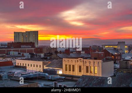 Preston, Lancashire. Meteo Regno Unito: 22 dic 2021. Lo skyline di Preston, nel nord-ovest, come il sole fa una breve apparizione all'alba. Mentre il sole sorge sulle campagne del Lancashire, spicca la variegata architettura della città settentrionale. Gli edifici e le strutture più alti di Preston in altezza. Attualmente in città ci sono 12 strutture di oltre 150 m (46 piedi); la maggior parte di esse sono state costruite nel 1960s e nel 1970s. Il pomeriggio sarà in gran parte nuvoloso, e incantesimi di pioggia irregolare si spingerà dal sud-ovest. Moderate Southerly Winds.Credit: MediaWorldImages/AlamyLiveNews Foto Stock