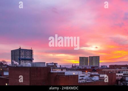 Preston, Lancashire. Meteo Regno Unito: 22 dic 2021. Lo skyline di Preston, nel nord-ovest, come il sole fa una breve apparizione all'alba. Mentre il sole sorge sulle campagne del Lancashire, spicca la variegata architettura della città settentrionale. Gli edifici e le strutture più alti di Preston in altezza. Attualmente in città ci sono 12 strutture di oltre 150 m (46 piedi); la maggior parte di esse sono state costruite nel 1960s e nel 1970s. Il pomeriggio sarà in gran parte nuvoloso, e incantesimi di pioggia irregolare si spingerà dal sud-ovest. Moderate Southerly Winds.Credit: MediaWorldImages/AlamyLiveNews Foto Stock