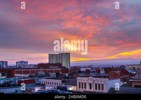 Preston, Lancashire. Meteo Regno Unito: 22 dic 2021. Lo skyline di Preston, nel nord-ovest, come il sole fa una breve apparizione all'alba. Mentre il sole sorge sulle campagne del Lancashire, spicca la variegata architettura della città settentrionale. Gli edifici e le strutture più alti di Preston in altezza. Attualmente in città ci sono 12 strutture di oltre 150 m (46 piedi); la maggior parte di esse sono state costruite nel 1960s e nel 1970s. Il pomeriggio sarà in gran parte nuvoloso, e incantesimi di pioggia irregolare si spingerà dal sud-ovest. Moderate Southerly Winds.Credit: MediaWorldImages/AlamyLiveNews Foto Stock