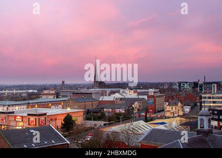 Preston, Lancashire. Meteo Regno Unito: 22 dic 2021. Lo skyline di Preston, nel nord-ovest, come il sole fa una breve apparizione all'alba. Mentre il sole sorge sulle campagne del Lancashire, spicca la variegata architettura della città settentrionale. Gli edifici e le strutture più alti di Preston in altezza. Attualmente in città ci sono 12 strutture di oltre 150 m (46 piedi); la maggior parte di esse sono state costruite nel 1960s e nel 1970s. Il pomeriggio sarà in gran parte nuvoloso, e incantesimi di pioggia irregolare si spingerà dal sud-ovest. Moderate Southerly Winds.Credit: MediaWorldImages/AlamyLiveNews Foto Stock