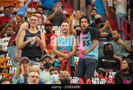 Miami, Stati Uniti. 21st Ott 2021. Gli appassionati di Miami Heat guardano la squadra entrare in campo per giocare ai Milwaukee Bucks, giovedì 21 ottobre 2021 alla FTX Arena di Miami. (Foto di Michael Laughlin/South Florida Sun Sentinel/TNS/Sipa USA) Credit: Sipa USA/Alamy Live News Foto Stock