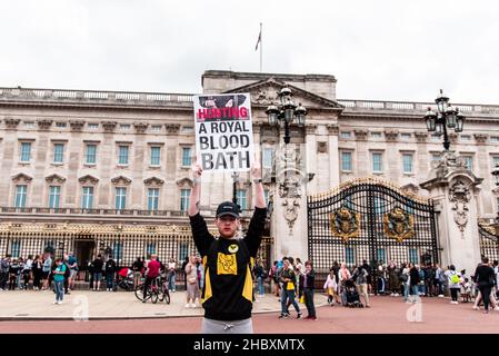 Protesta della ribellione degli animali di fronte a Buckingham Palace con un cartello che dice Caccia A Royal Bloodbath - Londra 2021 Foto Stock