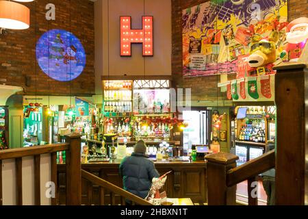 Interno di un pub dove i clienti si incontrano per bere un drink al bar Furzton Lake Milton Keynes Inghilterra Foto Stock