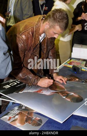 David Beckham firma autografi al lancio della nuova gamma di occhiali da sole DELLA POLIZIA il 7/2/02 presso Riverside Studios, Hammersmith, Londra, Regno Unito Foto Stock