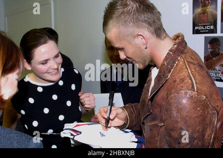 David Beckham firma autografi al lancio della nuova gamma di occhiali da sole DELLA POLIZIA il 7/2/02 presso Riverside Studios, Hammersmith, Londra, Regno Unito Foto Stock