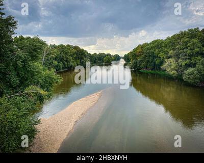 I fiumi Loira prossimi Tours, vista estiva con nuvole e verdi fogliame, Valle della Loira, Francia Foto Stock