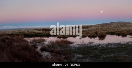 Panorama dell'alba sulla collina che domina la cava di Herbert sulla montagna Nera nel Galles del Sud Regno Unito Foto Stock