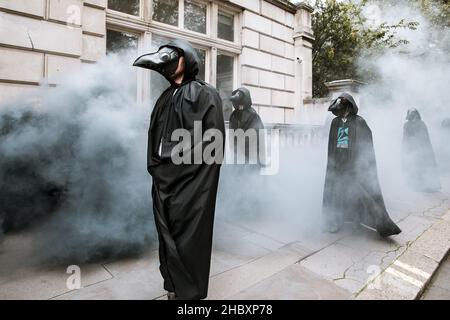 La ribellione animale peste medico manifestanti camminare a Downing Street Londra 2020 Foto Stock