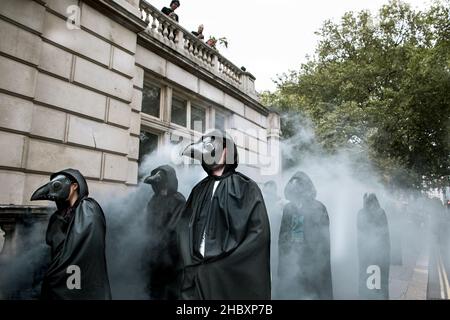 La ribellione animale peste medico manifestanti camminare a Downing Street Londra 2020 Foto Stock