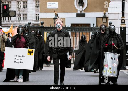 I manifestanti della ribellione animale vestiti come medici della peste che marciavano verso la via canottaggio Londra 2020 Foto Stock
