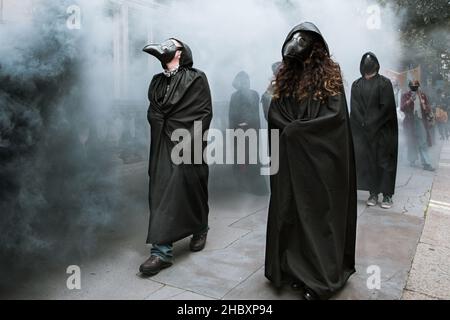 I manifestanti di ribellione animale vestiti come medici della peste che camminano attraverso le strade di Londra 2020 Foto Stock