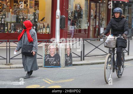 MARINE LE PEN SOUHAITE JOYEUX NOEL AUX FRANCAIS A TRAVERS UNE AFFICHE Foto Stock