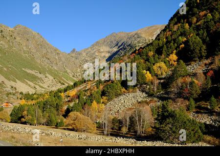 Otoño en Andorra, un paseo por el Vall d'Incles y por los alrededores de AINA Foto Stock
