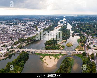 Veduta aerea di Tours, Ponte Napoleone, ponte Wilson che attraversa il fiume Loira, Val-de-Loire, Francia Foto Stock