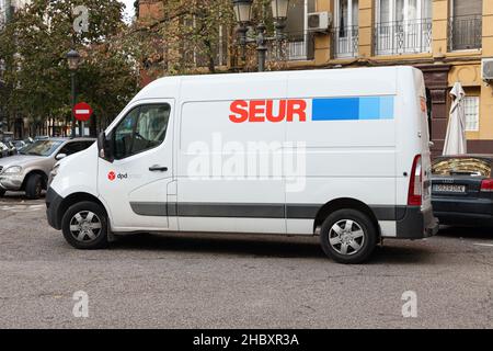 VALENCIA, SPAGNA - 20 DICEMBRE 2021: SEUR è una società di logistica spagnola Foto Stock