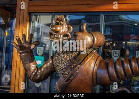 La scultura in bronzo di Wallace e Gromit è stata accolta a Preston, la città natale del creatore del duo animato, l'onorario Freeman del City Nick Park. Basata sull'inventore che ama il formaggio e sul suo fedele compagno come apparivano nei pantaloni sbagliati, la scultura da banco si erge in orgoglio di posto al di fuori dei mercati di Preston, Regno Unito Foto Stock