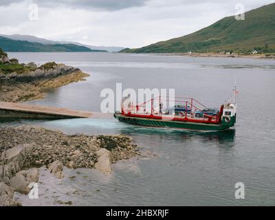 Il traghetto Skye tra Glenelg e Kylerhea l'ultimo traghetto a giradischi manuale al mondo, Kyle Rhea West Highlands Scozia UK Foto Stock
