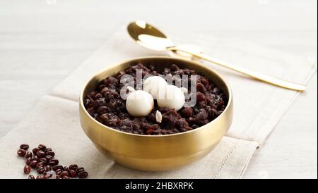 Korean Food Patjuk o Red Bean porridge con torta di riso rotonda, mangiare al Solstice Festival invernale Foto Stock