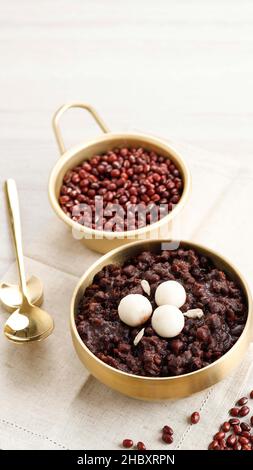 Korean Food Patjuk o Red Bean porridge con torta di riso rotonda, mangiare al Solstice Festival invernale Foto Stock