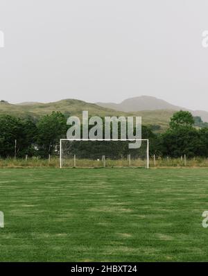 Un unico campo da calcio vuoto e gol nel remoto paesaggio rurale delle West Highland di Glenelg, Scozia Regno Unito - paesaggio di calcio vuoto Foto Stock