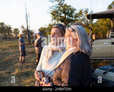 Donna anziana e figlia adulta in safari, Okavango Delta, Botswana Foto Stock