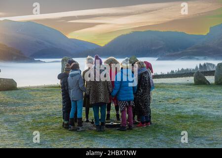 19.12.2021 Casterigg, Keswick, Cumbria, Regno Unito. Persone che frequentano la celebrazione del Solstizio d'Inverno al Circolo di pietra di Castelrigg vicino a Keswick in Cumbria Foto Stock