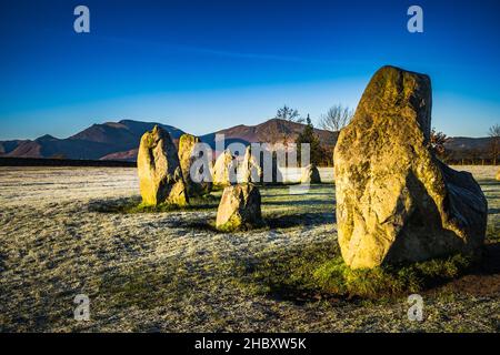 Il cerchio di pietra a Castlerigg si trova vicino a Keswick in Cumbria, Inghilterra nord-occidentale. Uno dei circa 1.300 cerchi di pietra nelle Isole britanniche e BRI Foto Stock