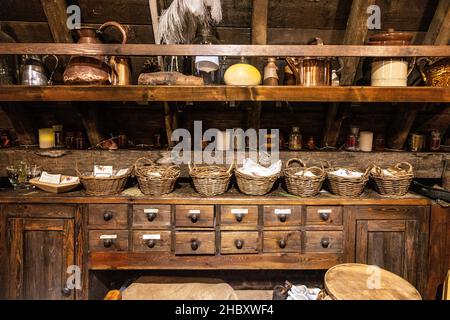 Tradizionale gabinetto di farmacista vittoriano (Old Operating Theatre Museum e Herb Garret, Londra, Regno Unito Foto Stock