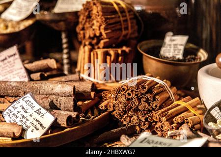 Tradizionale farmacista vittoriano, bancone con spezie, erbe, pacchetti di cannella (Old Operating Theatre Museum e Herb Garret, Londra, Regno Unito) Foto Stock