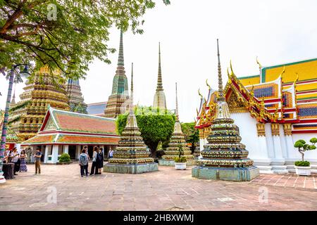 Chedis in ceramica e porcellana al Tempio di Wat Pho (Tempio del Buddha sdraiato), Bangkok, Thailandia Foto Stock