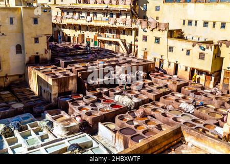 Artigiani del cuoio di tintura a Chaouwara concerie di Fez, Marocco Foto Stock