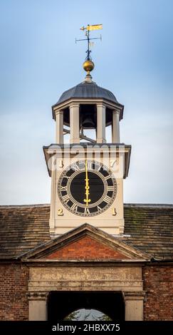 Orologio Dunham Massey e campanile presso la casa dei pullman Foto Stock