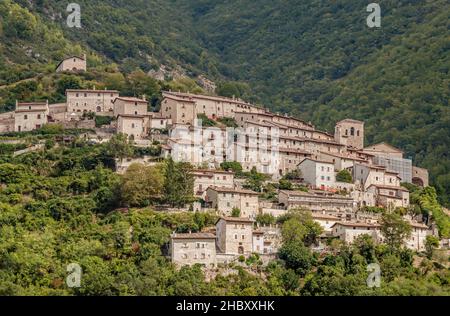 Vista a distanza sul borgo montano di Castelsantangelo sul Nera nella Regione Marche in Italia Foto Stock