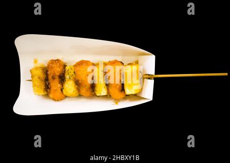 Vista dall'alto della salsiccia di Street food coreana e torta di riso con salsa piccante so-tteok, focus selective Foto Stock