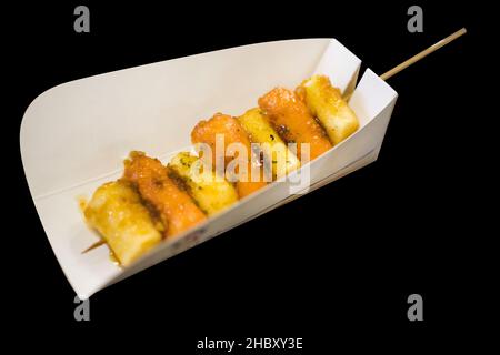 Vista dall'alto della salsiccia di Street food coreana e torta di riso con salsa piccante so-tteok, focus selective Foto Stock