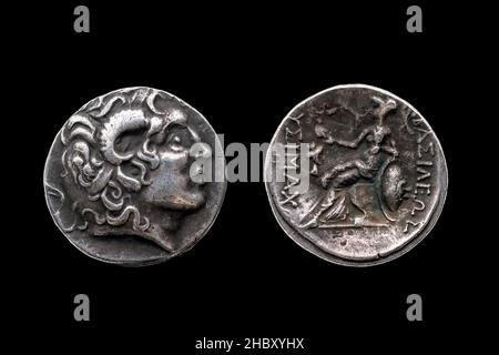 Inverso e obverso di una replica di moneta di Drachum d'argento greco di Alessandro il Grande datato dal 336-323 AC ritagliato e isolato su uno sfondo nero, s Foto Stock