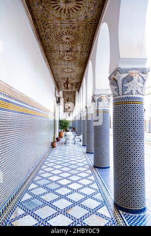 Dettaglio dell'architettura orientale di un palazzo marocchino, colonne e piastrelle a mosaico sul muro, Palais El Mokri, Fes, Marocco Foto Stock