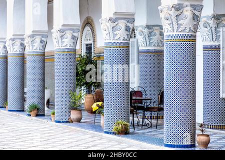 Dettaglio dell'architettura orientale di un palazzo marocchino, colonne e piastrelle a mosaico sul muro, Palais El Mokri, Fes, Marocco Foto Stock