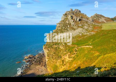 Castle Rock Valley of the Rocks e Wringcliff Beach nel parco nazionale di Exmoor vicino a Lynton e Lynmouth Devon Inghilterra GB Europe Foto Stock