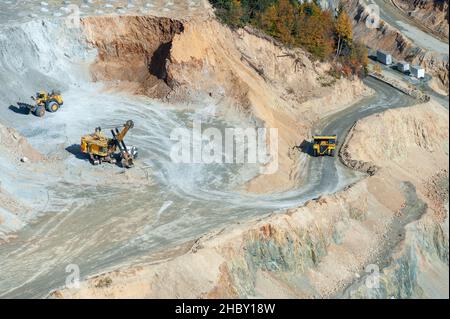 ROSIA POIENI, ROMANIA - 20 ottobre 2021: La vista aerea della miniera di rame di superficie rsia poieni, contea di alba, Romania Foto Stock