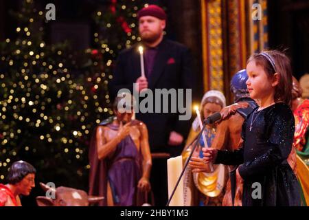 Foto precedentemente non pubblicata datata 08/12/21 di Mila Sneddon, Six, in piedi al presepe durante 'Royal Carols - Together at Christmas', un concerto di carol di Natale ospitato dalla Duchessa di Cambridge all'Abbazia di Westminster a Londra, che sarà trasmesso la vigilia di Natale su ITV. Data di emissione: Mercoledì 22 dicembre 2021. Foto Stock