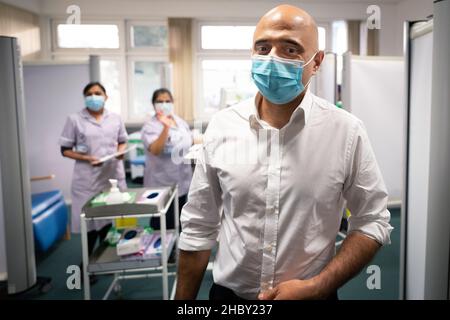 Il segretario alla salute Sajid Javid visita il St George's Hospital nel sud-ovest di Londra dove ha parlato con il personale e ha incontrato Covid 19 pazienti che sono in trattamento con un nuovo farmaco antivirale. Il programma di richiamo del coronavirus continua in tutto il Regno Unito con l'obiettivo del governo di offrire a tutti un jab di richiamo entro la fine dell'anno. Data foto: Mercoledì 22 dicembre 2021. Foto Stock