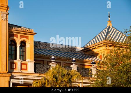 Colorate tegole spagnole a Siviglia. Foto Stock